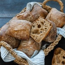 Vollkornbrötchen in einem Brotkorb