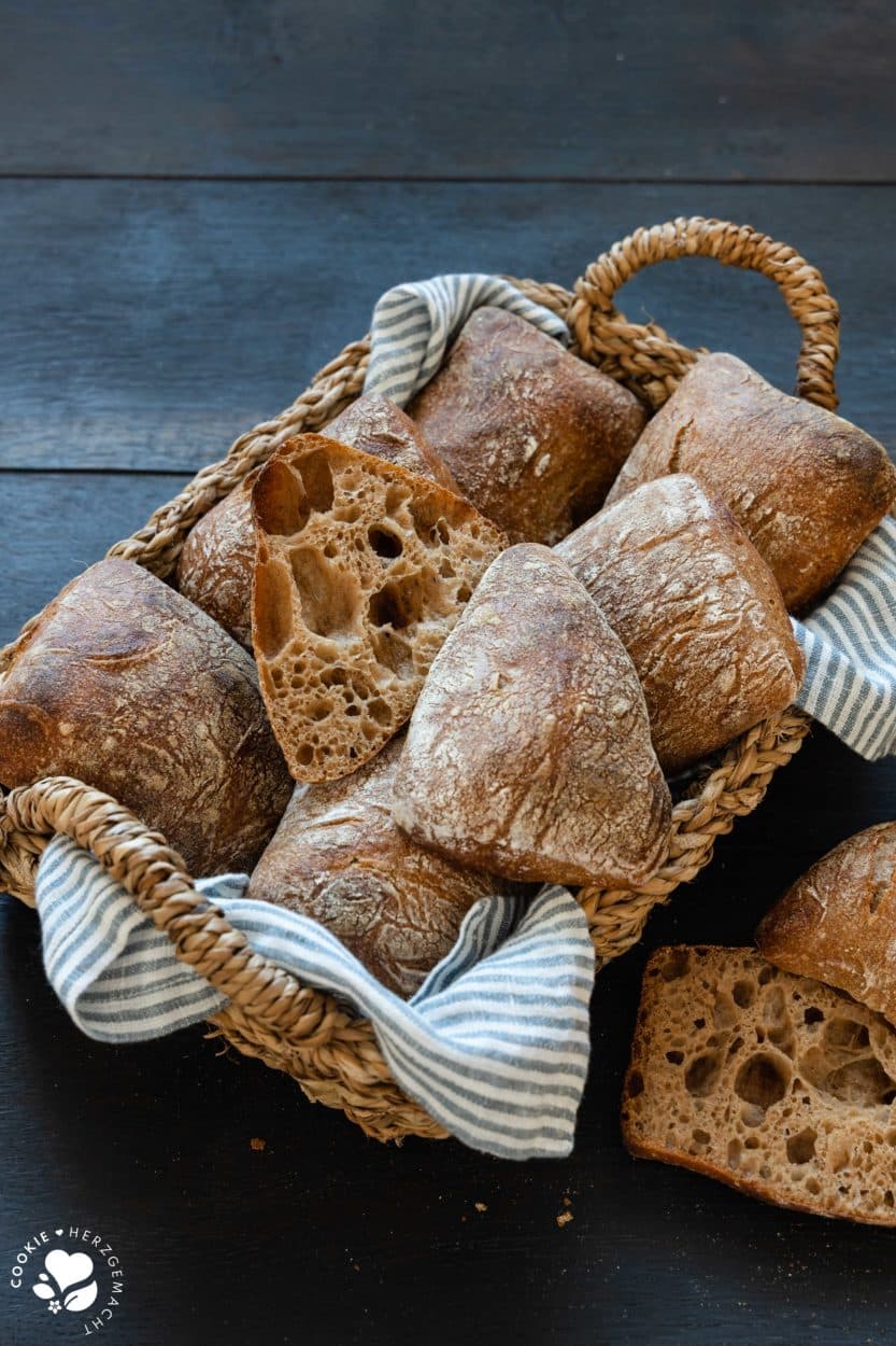 Vollkornbrötchen aus Weizenvollkornmehl in einem Brotkorb