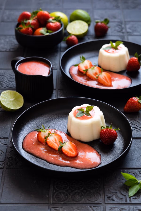 Joghurt-Panna Cotta mit Erdbeerschaum