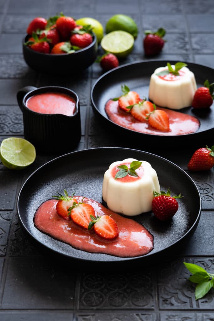 Joghurt-Panna Cotta mit Erdbeerschaum