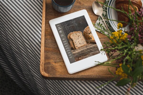 E-Book For the love of bread auf einem Kindl auf einem Holztablett.