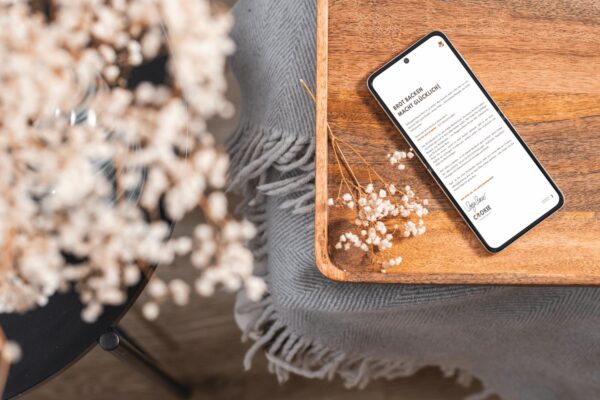 E-Book For the love of bread auf einem Smartphone auf einem Holztablett.