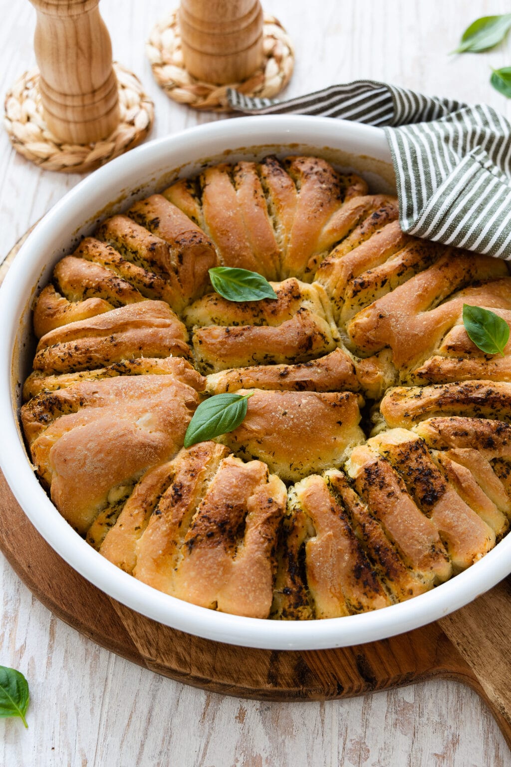 Kräuterfaltenbrot: einfaches Zupfbrot mit Kräuterbutter Kräuterfaltenbrot: einfaches Zupfbrot mit Kräuterbutter