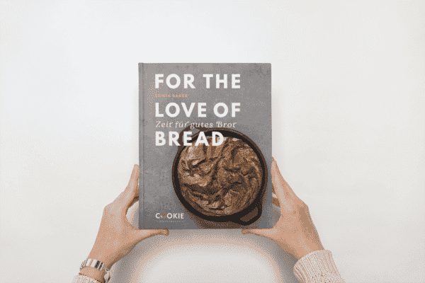 Brotbackbuch For the love of bread - Zeit für gutes Brot von Sonja Bauer in den Händen von einer Frau