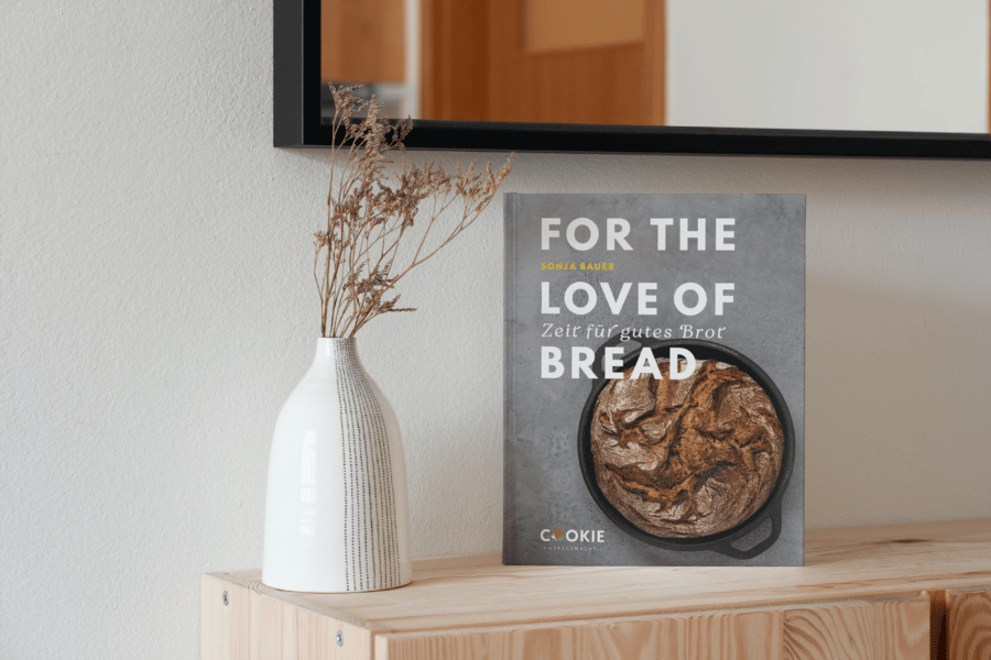Brotbackbuch For the love of bread - Zeit für gutes Brot von Sonja Bauerauf einer Kommode neben einer Vase mit Trockenblumen