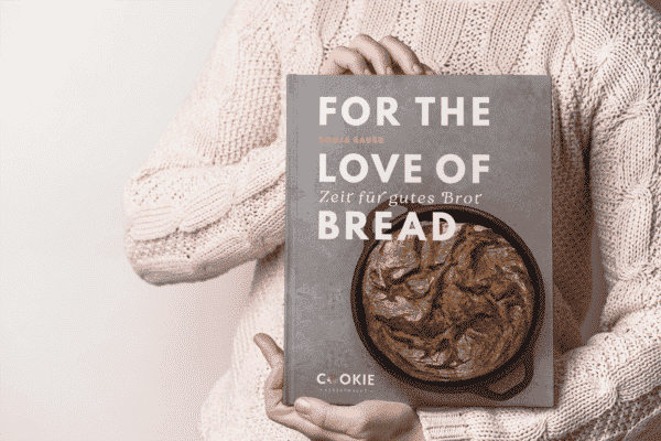 Brotbackbuch For the love of bread - Zeit für gutes Brot von Sonja Bauer in den Händen von einer Frau im Hintergrund