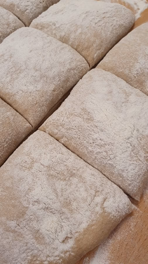 Teig für WeizenvollkornbrTeiglinge vor dem Backen