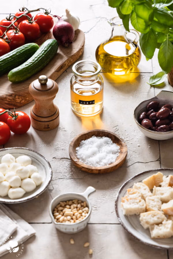 Zutaten für italienischen Brotsalat Panzanella.