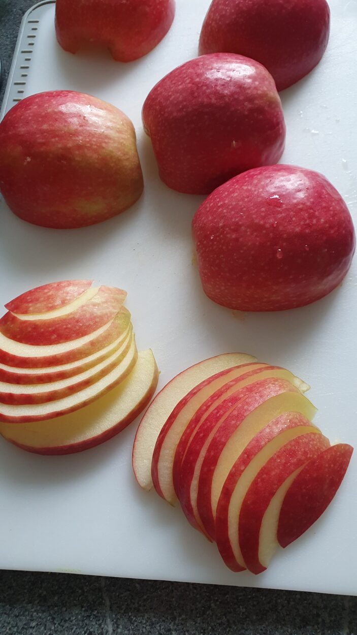 In Scheiben geschnittene Äpfel für den Belag einer Apfelgalette.
