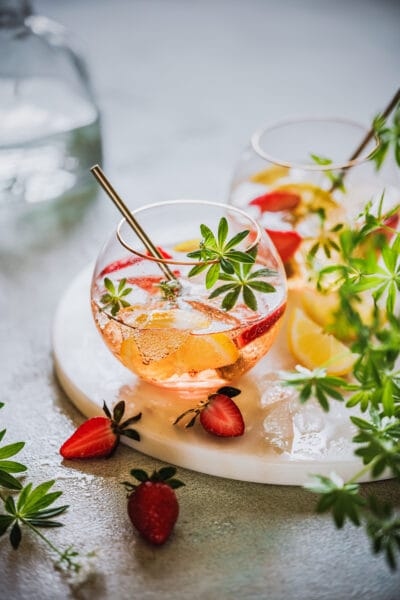 Maibowle mit Erdbeeren &amp; Waldmeister (alkoholfrei möglich)