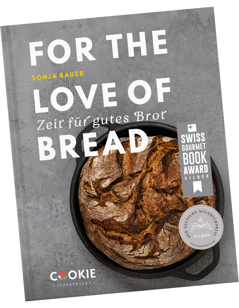 Cover vom Brotbackbuch For the love of bread von Sonja Bauer auf einem Holzhintergrund.