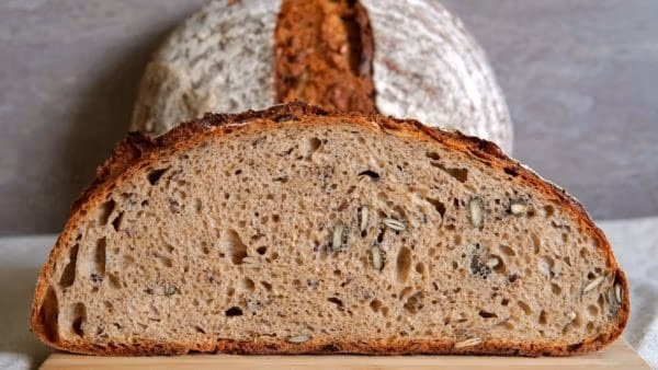 Anschnitt von einem einfachen No-Knead Brot mit bunt gemischten Zutaten.