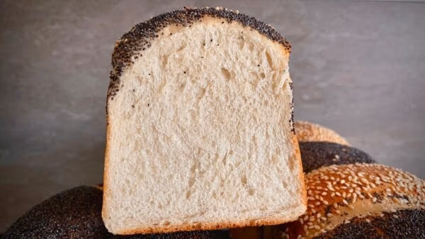 Spontanes Mohnbrot aufgeschnitten mit fluffiger Krume.