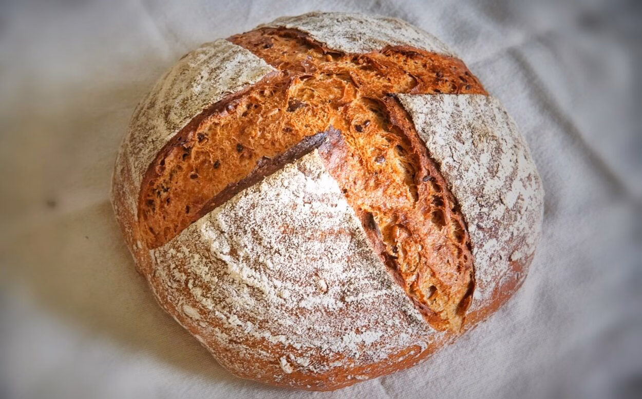 Ein einfaches No-Knead Brot mit bunt gemischten Zutaten.
