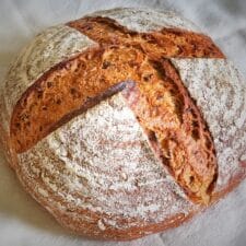 Ein einfaches No-Knead Brot mit bunt gemischten Zutaten.