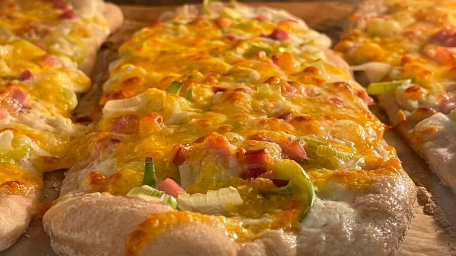 Schmandfladen mit Sauerteiganstellgut.