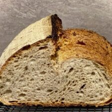 Anschnitt von einem spontanem Auffrischbrot mit Sauerteigresten.