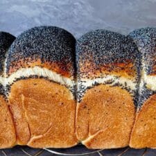 Weißbrot mit Mohn.