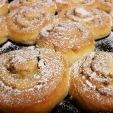 Weihnachtliche Hefeschnecken mit einer Stollenfüllung.