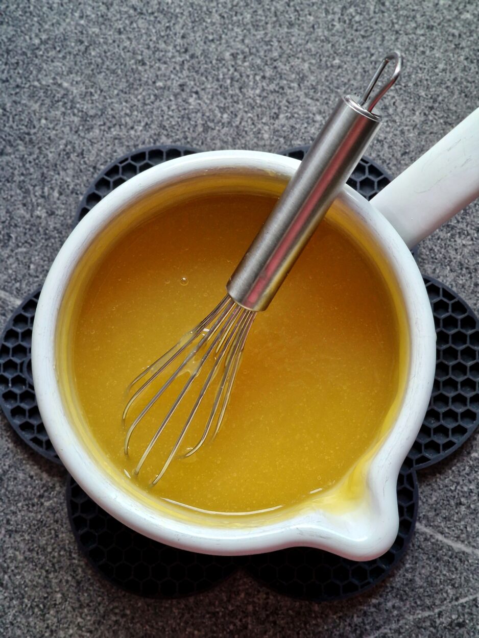 Fertig gekochtes Zitronentopping für den Lemon Cheesecake in einem Topf.