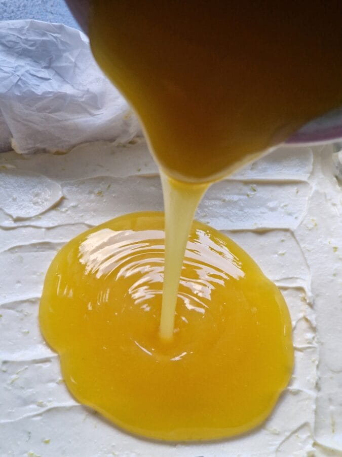 Zitronentopping, dass auf die Cheesecakemasse gegossen wird.