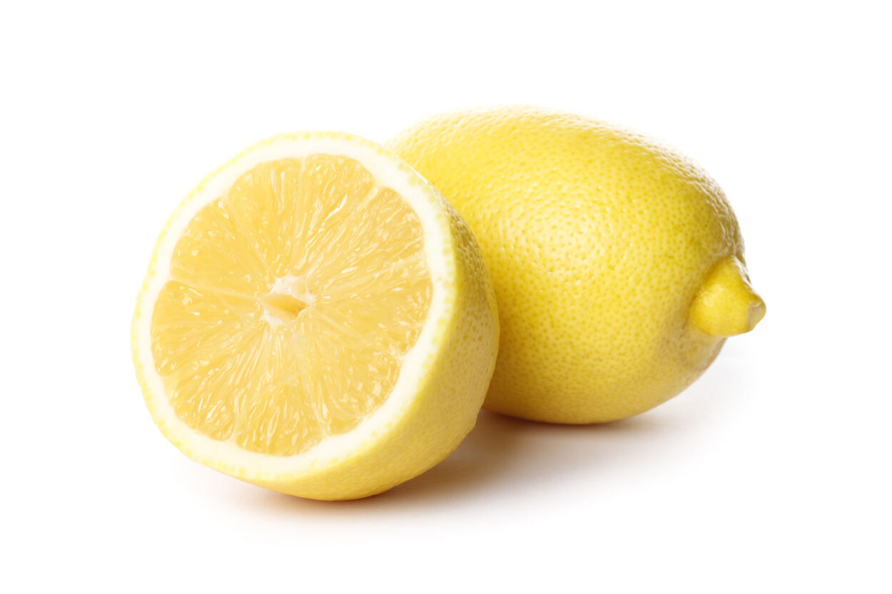 Eine ganze und eine halbe Zitrone.