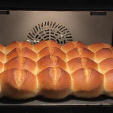 Sommer-Pause-Brötchen auf einem Backblech im Backofen.