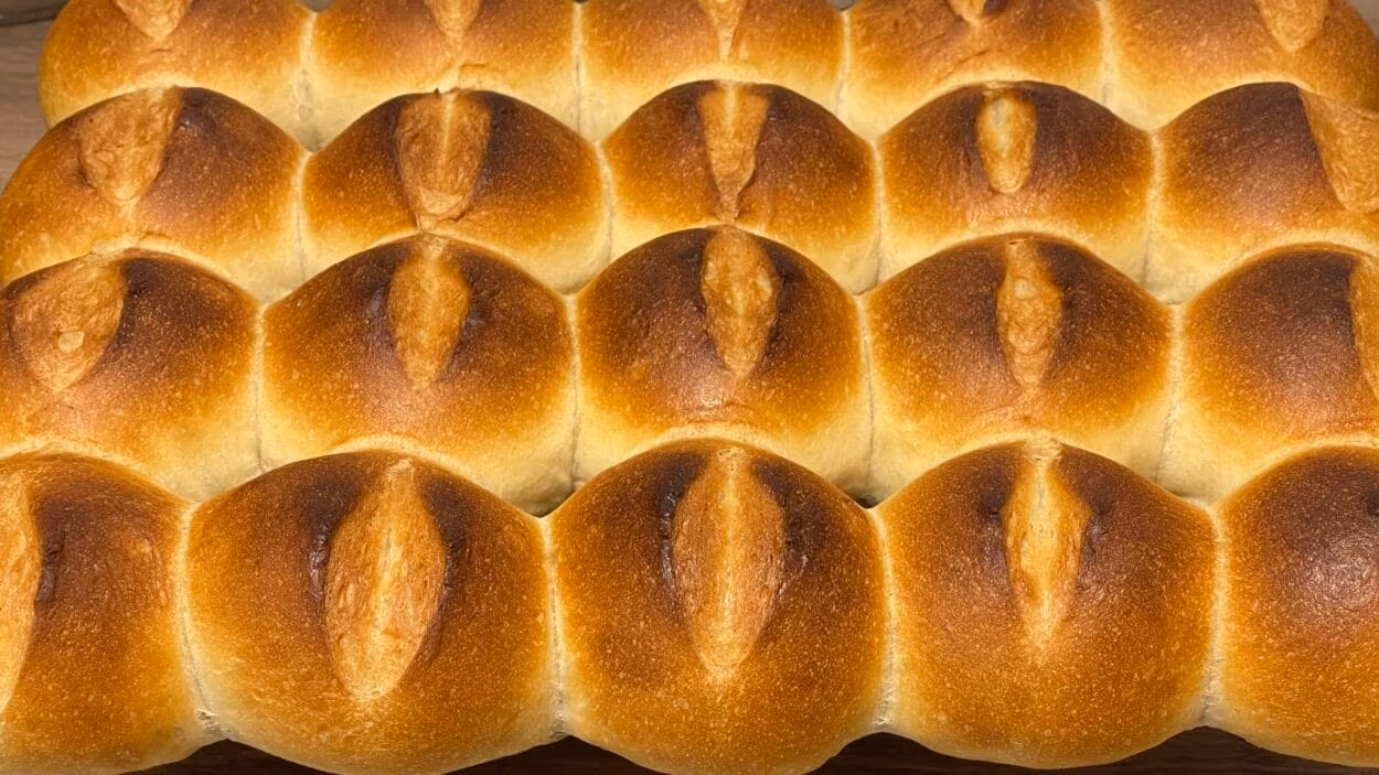 Brötchen frisch nach dem Backen. 