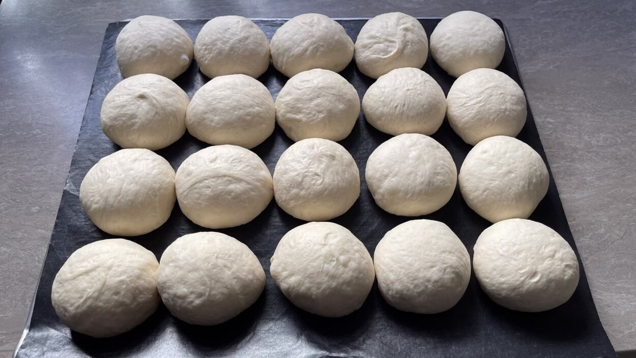 Teiglinge für die Brötchen nach dem Formen.