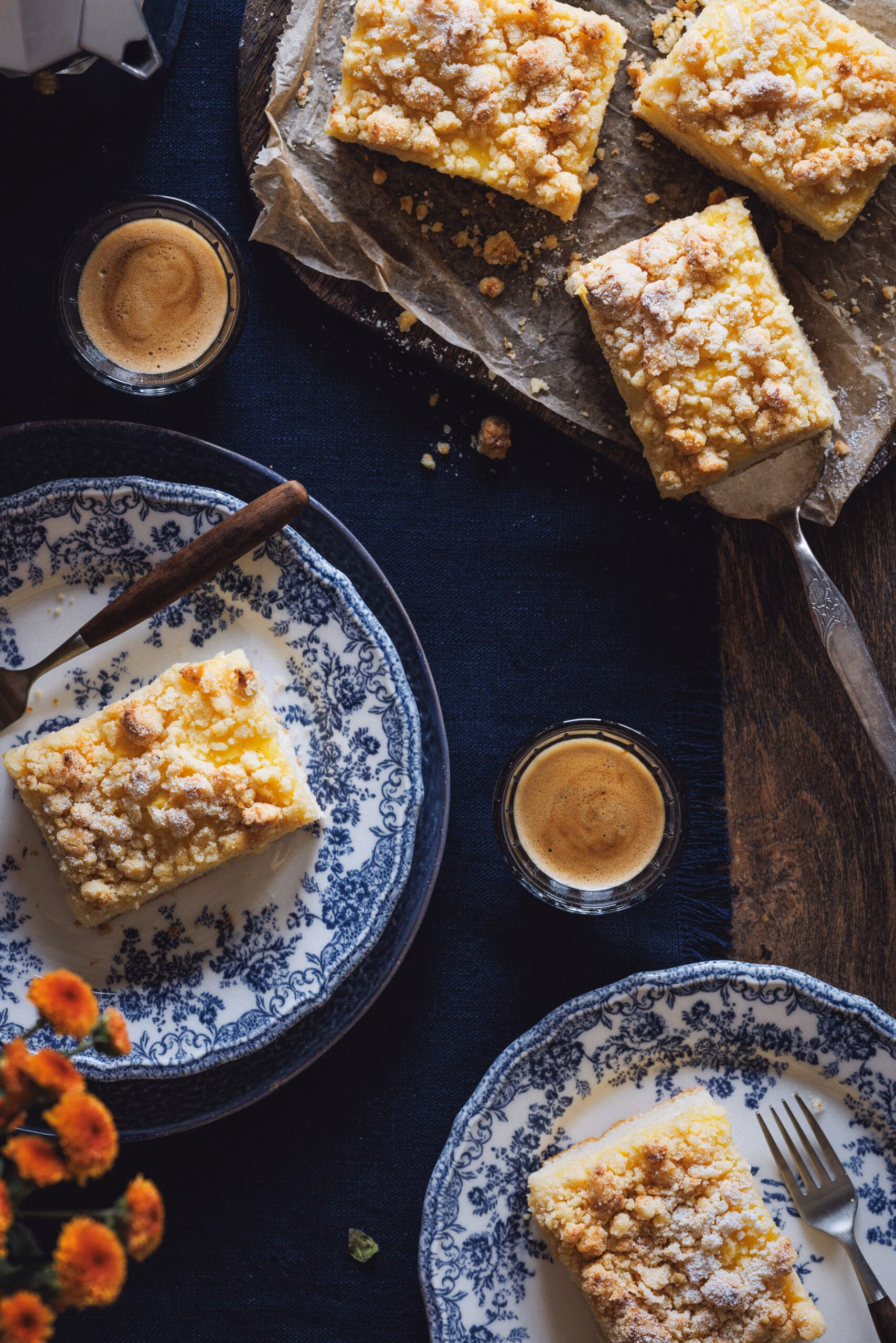 Omas Streuselkuchen vom Blech mit Hefeteig und Pudding