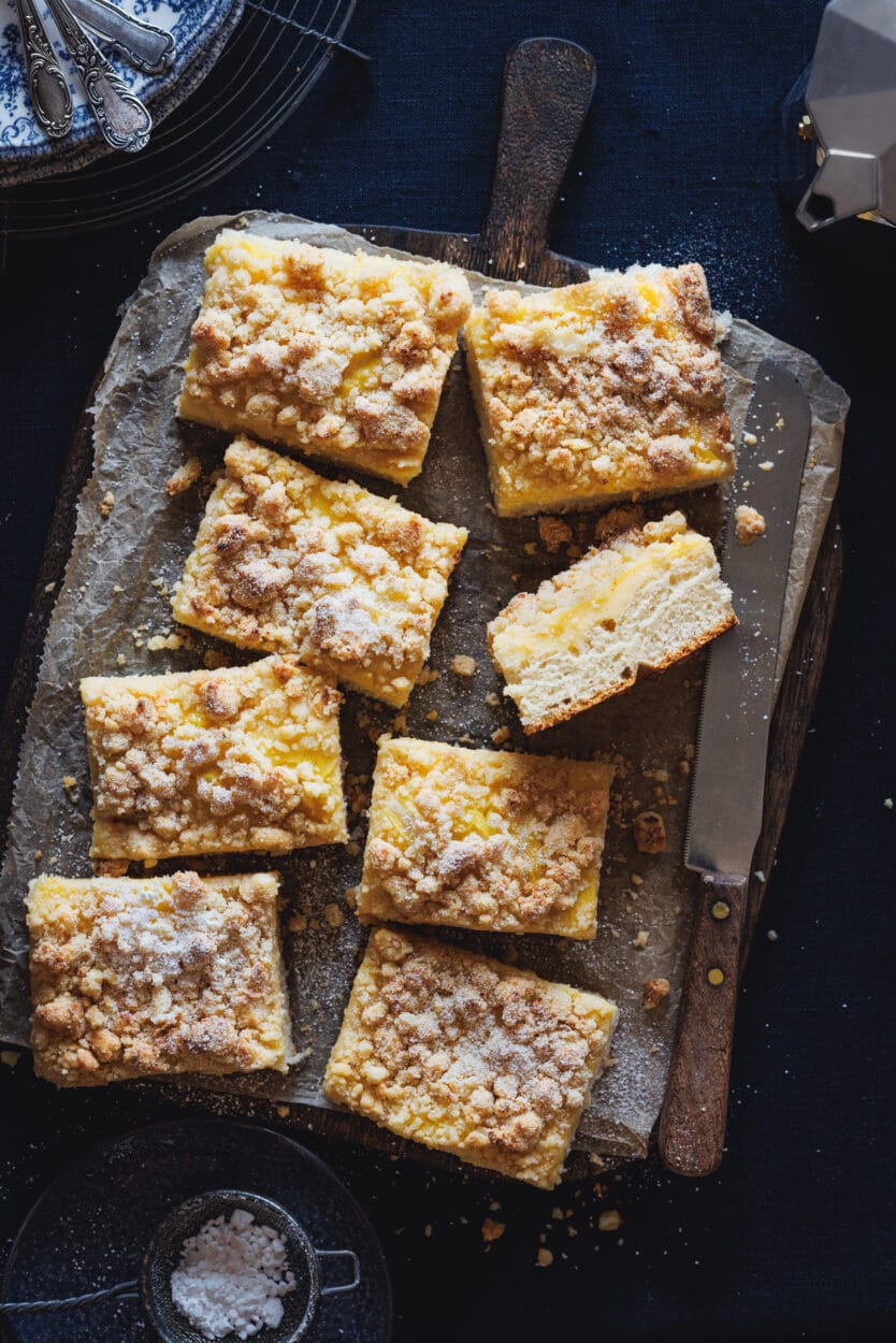Streuselkuchen aus flaumigen Hefeteig und Pudding