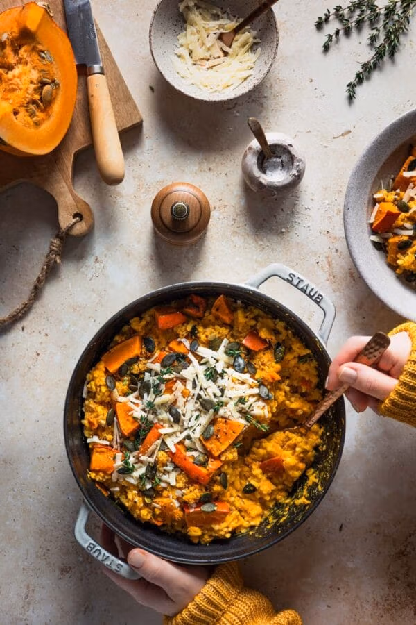 Kürbisrisotto aus dem Ofen mit Parmesankäse, Kürbiskernen und Thymian.