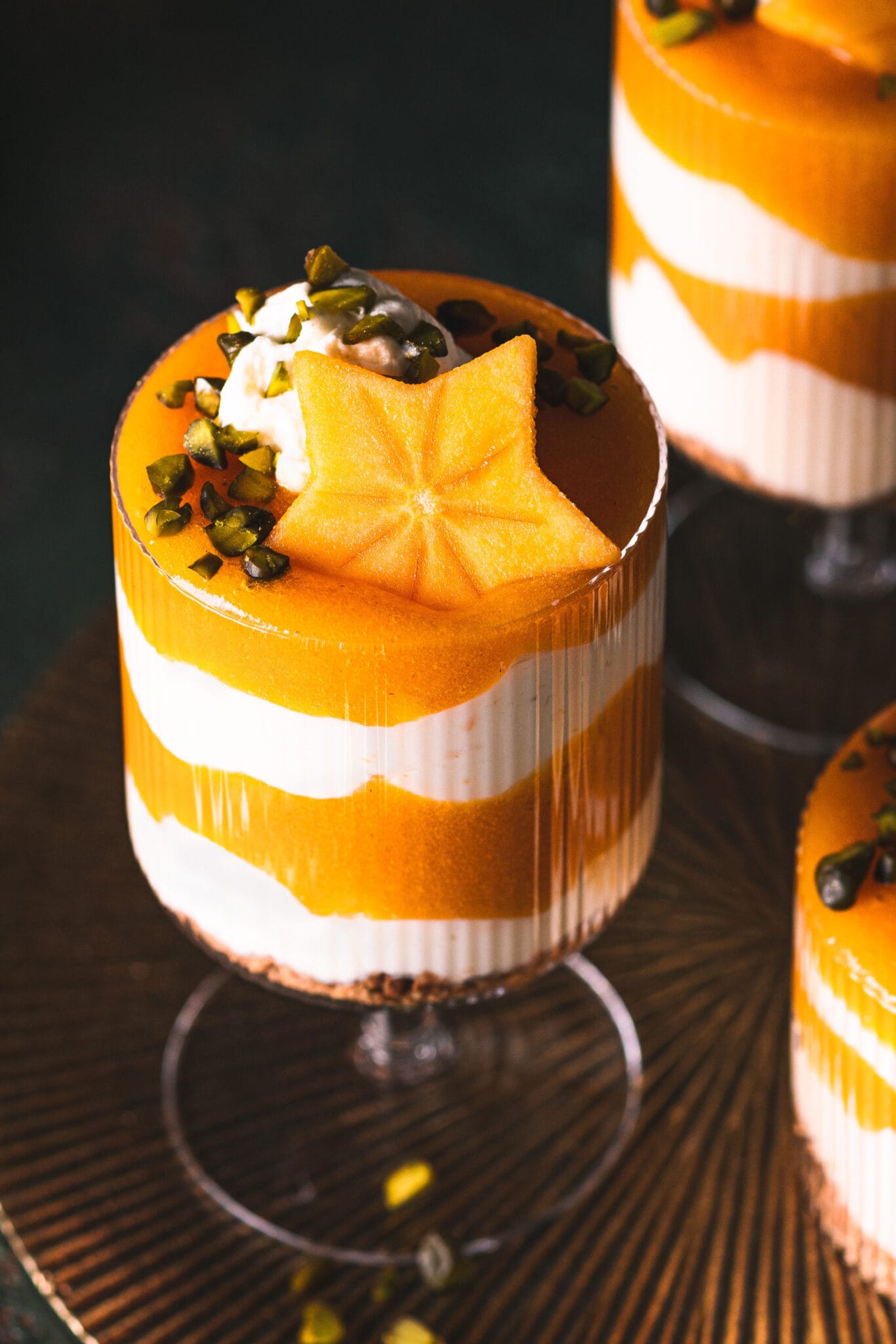 Kaki-Schichtdessert mit Joghurt