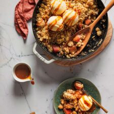 Apfelcrumble mit Vanilleeis und Karamellsoße.