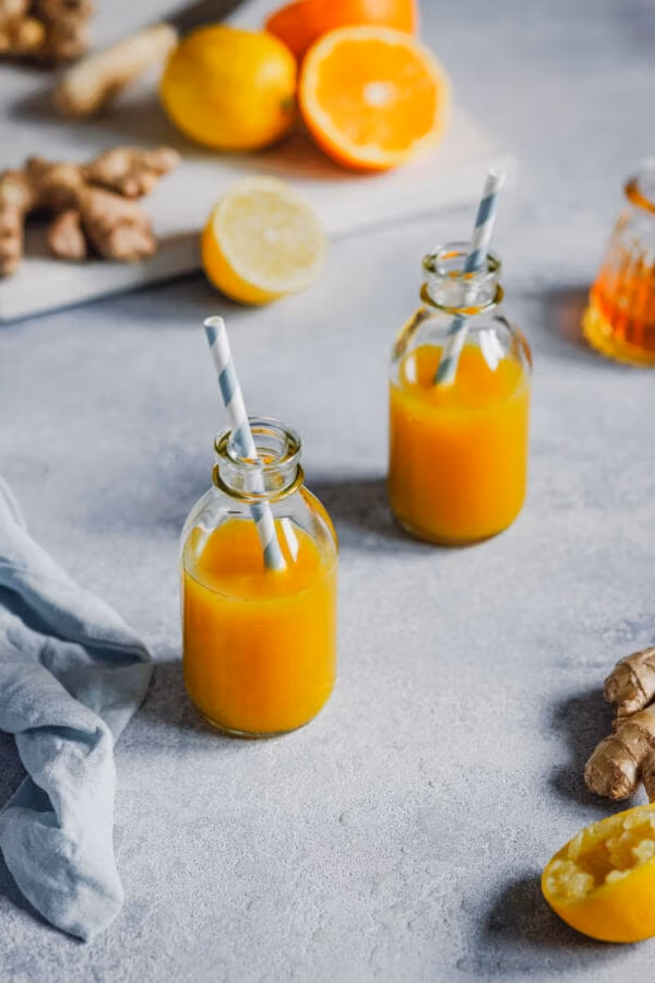 Ingwershot mit Zitrone, Orange und Kurkuma.