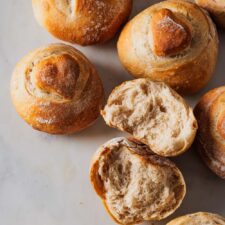 Goldkuller: schnelle, knusprige und goldbraune Brötchen mit Buttermilch und Vollkornanteil.