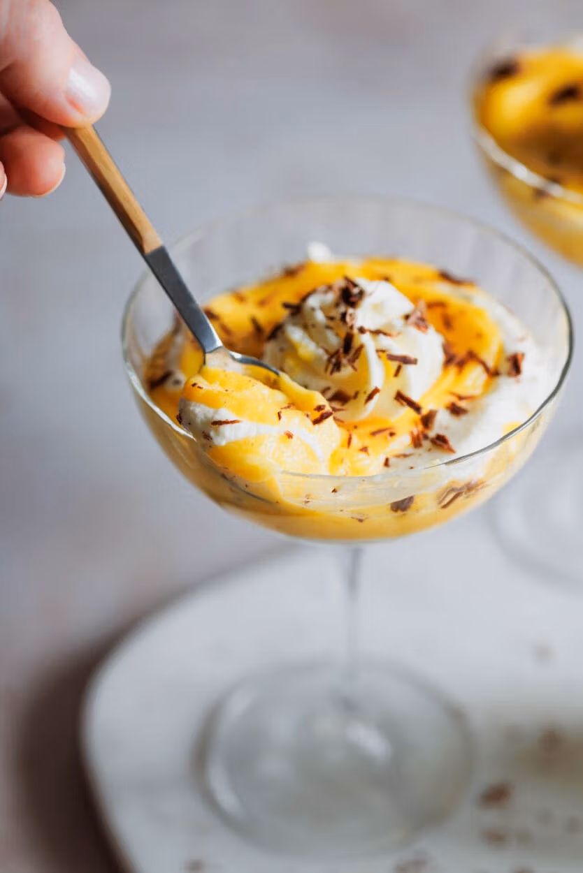 Eierlikörtraum Schichtdessert im Glas mit Schokoladenraspeln.