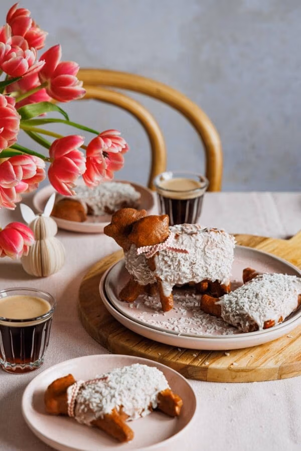 Ostergebäck aus Quark-Öl-Teig: Zuckersüße Osterlämmchen mit Fell aus Kokosflocken.