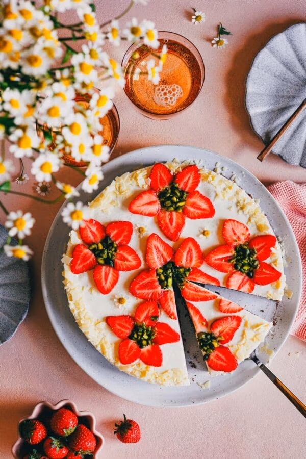 Panna Cotta Torte mit Erdbeeren, ein einfaches und leckeres Dessert Rezept.