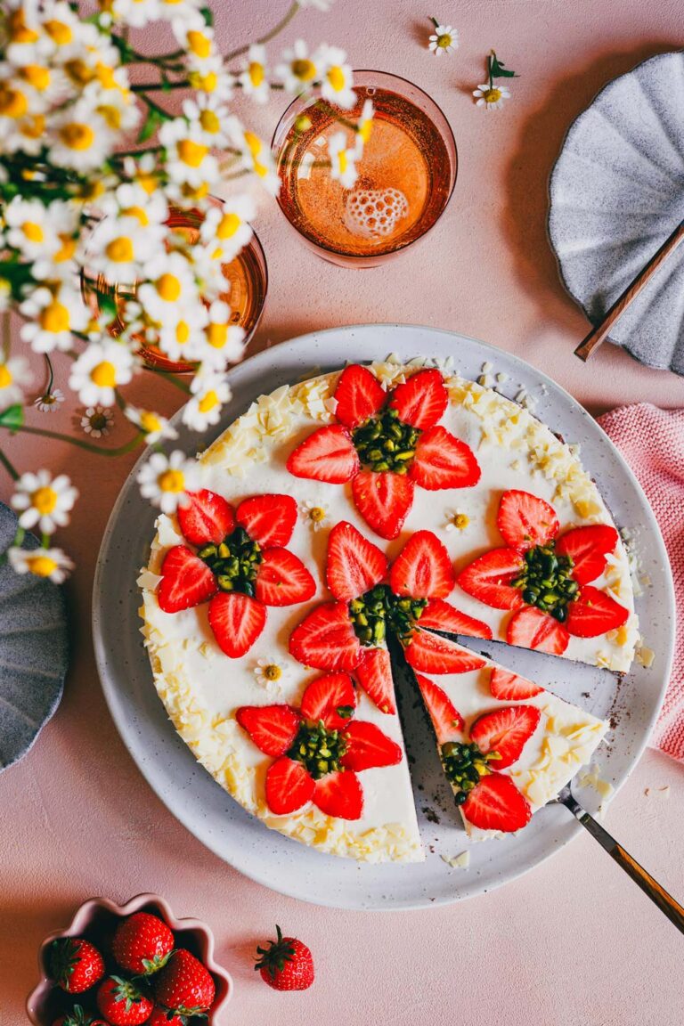 Panna Cotta Torte mit Erdbeeren, ein einfaches und leckeres Dessert Rezept.