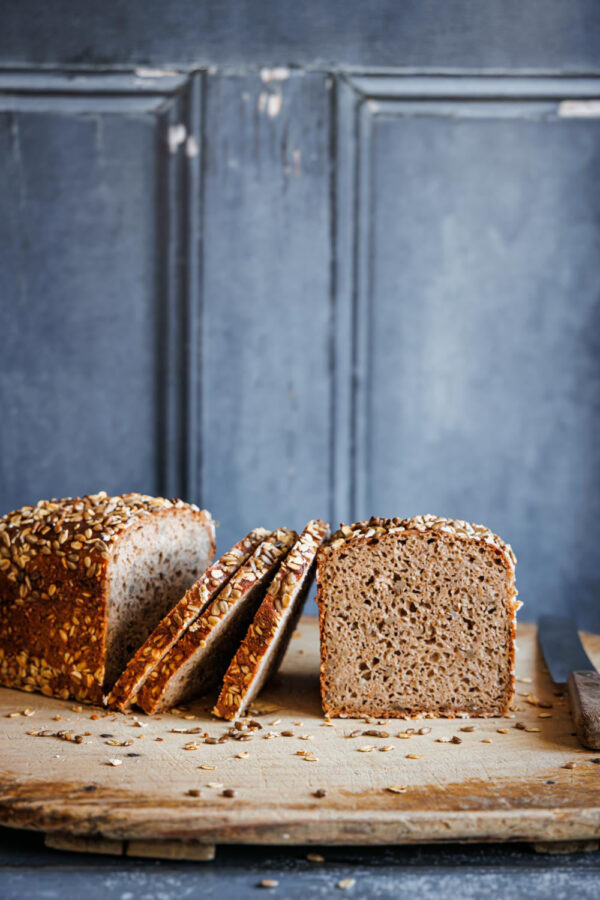 Dinkel-Körnerbrot, ein einfaches Kastenbrot mit Übernachtgare und verschiedenen Saaten.