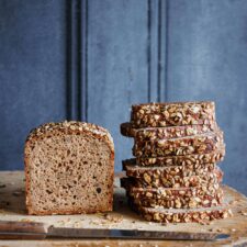 Dinkel-Körnerbrot, ein einfaches Kastenbrot mit Übernachtgare und verschiedenen Saaten.