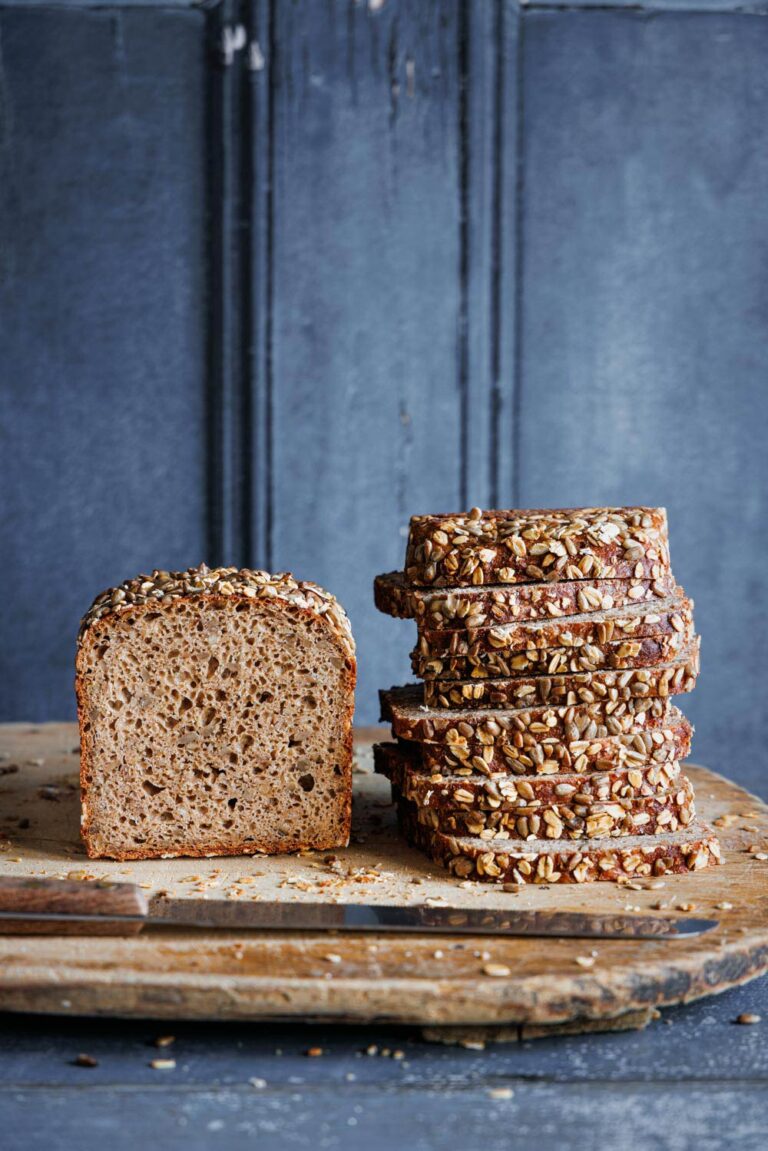 Dinkel-Körnerbrot, ein einfaches Kastenbrot mit Übernachtgare und verschiedenen Saaten.