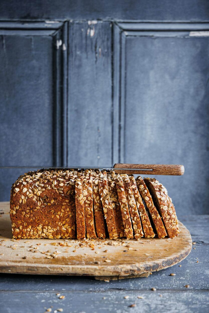 Dinkel-Körnerbrot, ein einfaches Kastenbrot mit Übernachtgare und verschiedenen Saaten.