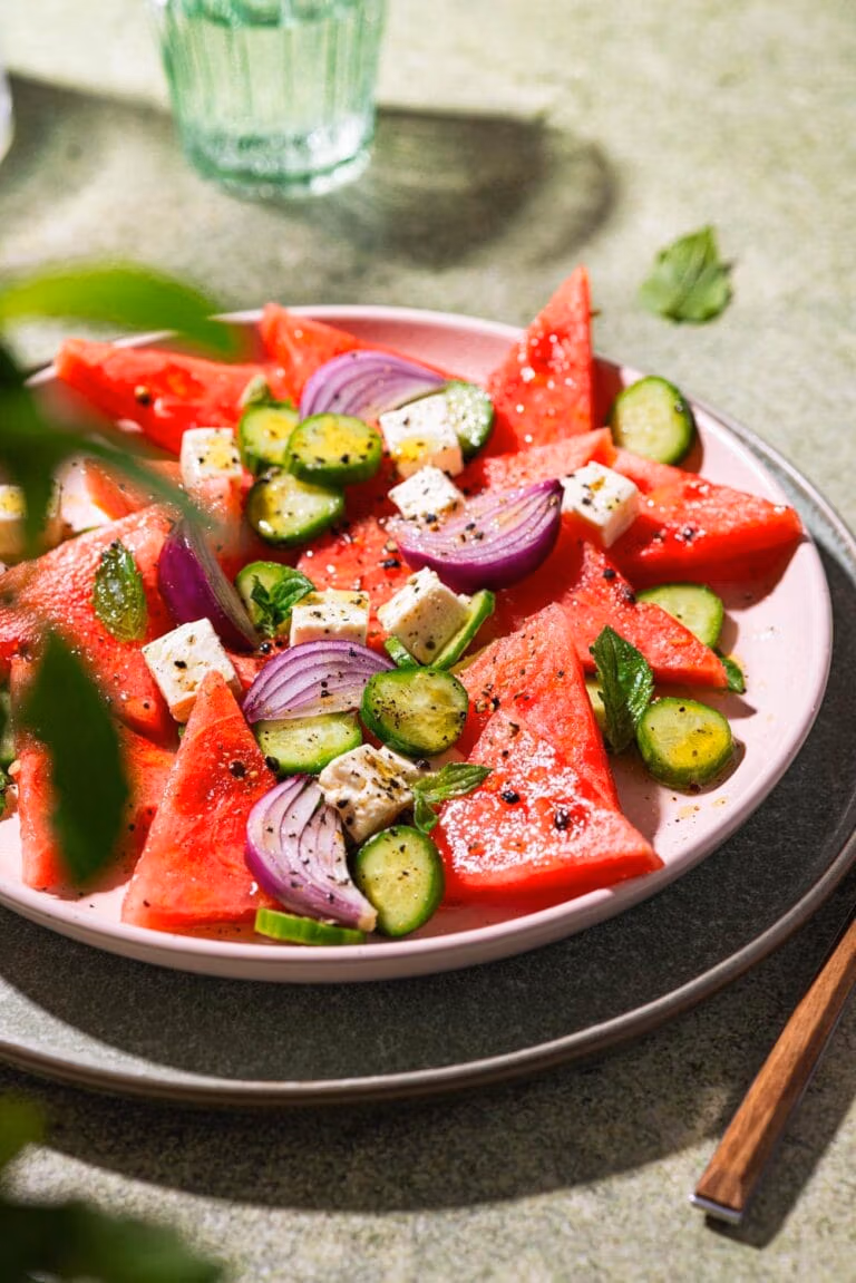 Melonen-Feta Salat mit Gurke, Wassermelone und Minze.