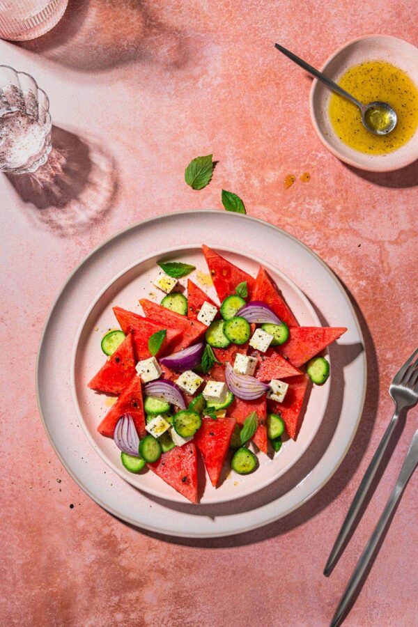 Melonen-Feta Salat mit Gurke, Wassermelone und Minze. 