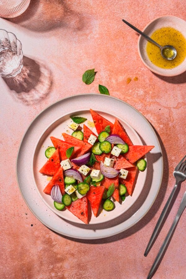Melonen-Feta Salat mit Gurke, Wassermelone und Minze.