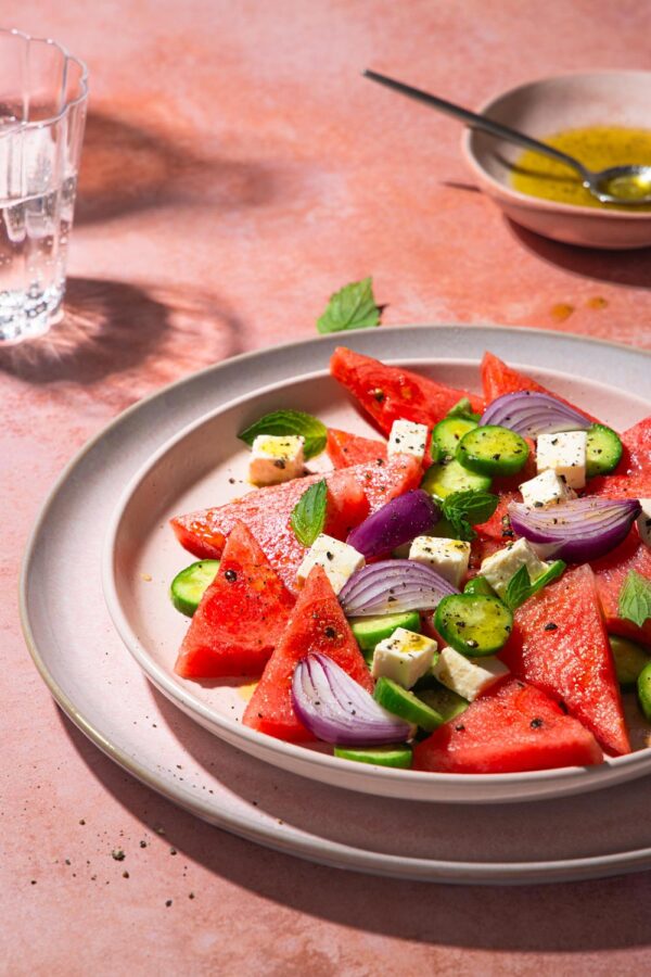Melonen-Feta Salat mit Gurke, Wassermelone und Minze. 