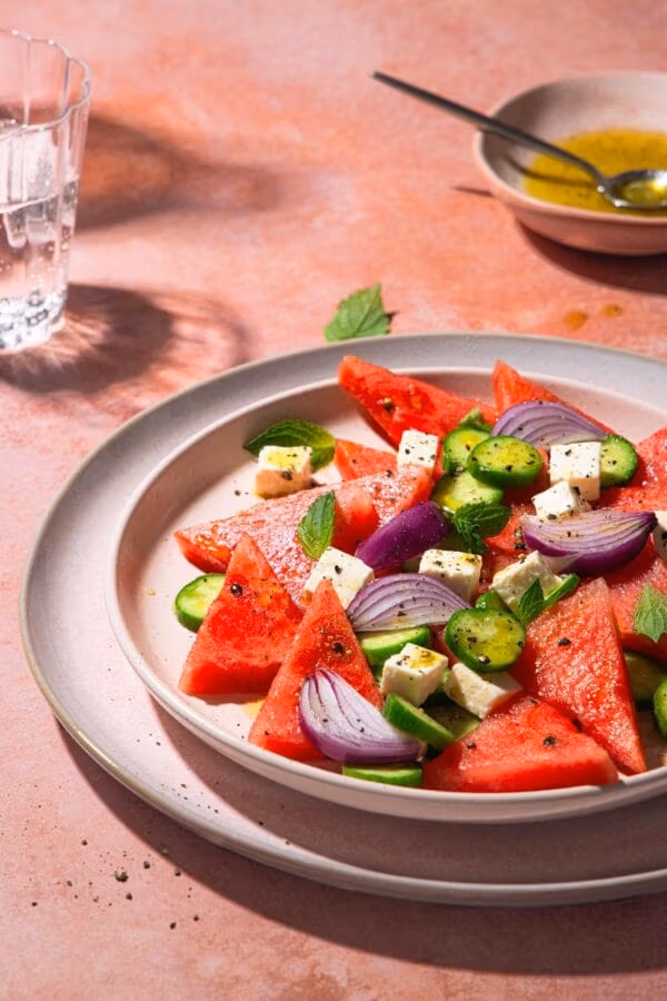 Salat mit Feta, Gurke, Wassermelone und Minze.