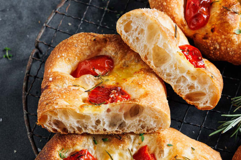 Focaccia mit Tomaten und Mozzarella und einer open crumb.